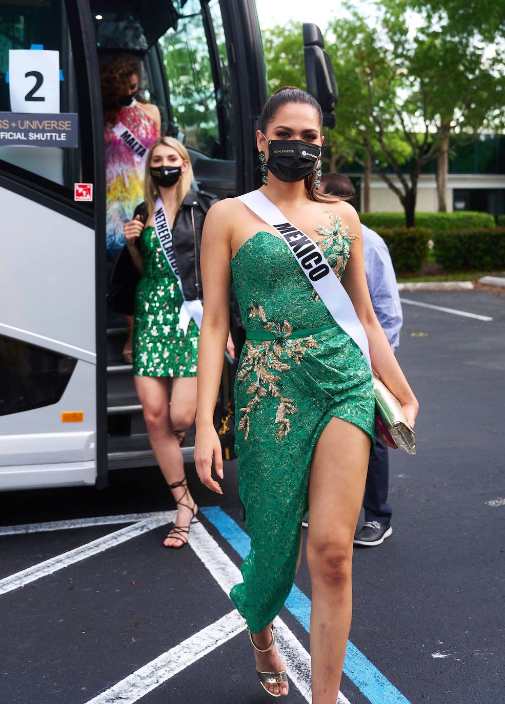 La 69 edición del certamen Miss Universo, celebrado esta madrugada en Miami, ha estado llena de vestidos espectaculares y momentos para la historia. La candidata española era la leonesa Andrea Martínez, que se presentó porque consideraba el concurso una potente herramienta para dar voz a causas sociales. Y estaba en lo cierto. En esta gala hemos podido ver guiños reivindicativos, como el que realizó la candidata de Myanmar, que portó un letrero en el que se podía leer «Pray for Myanmar». Finalmente, la ganadora de Miss Universo 2021 ha sido la representante de México, Andrea Meza. 