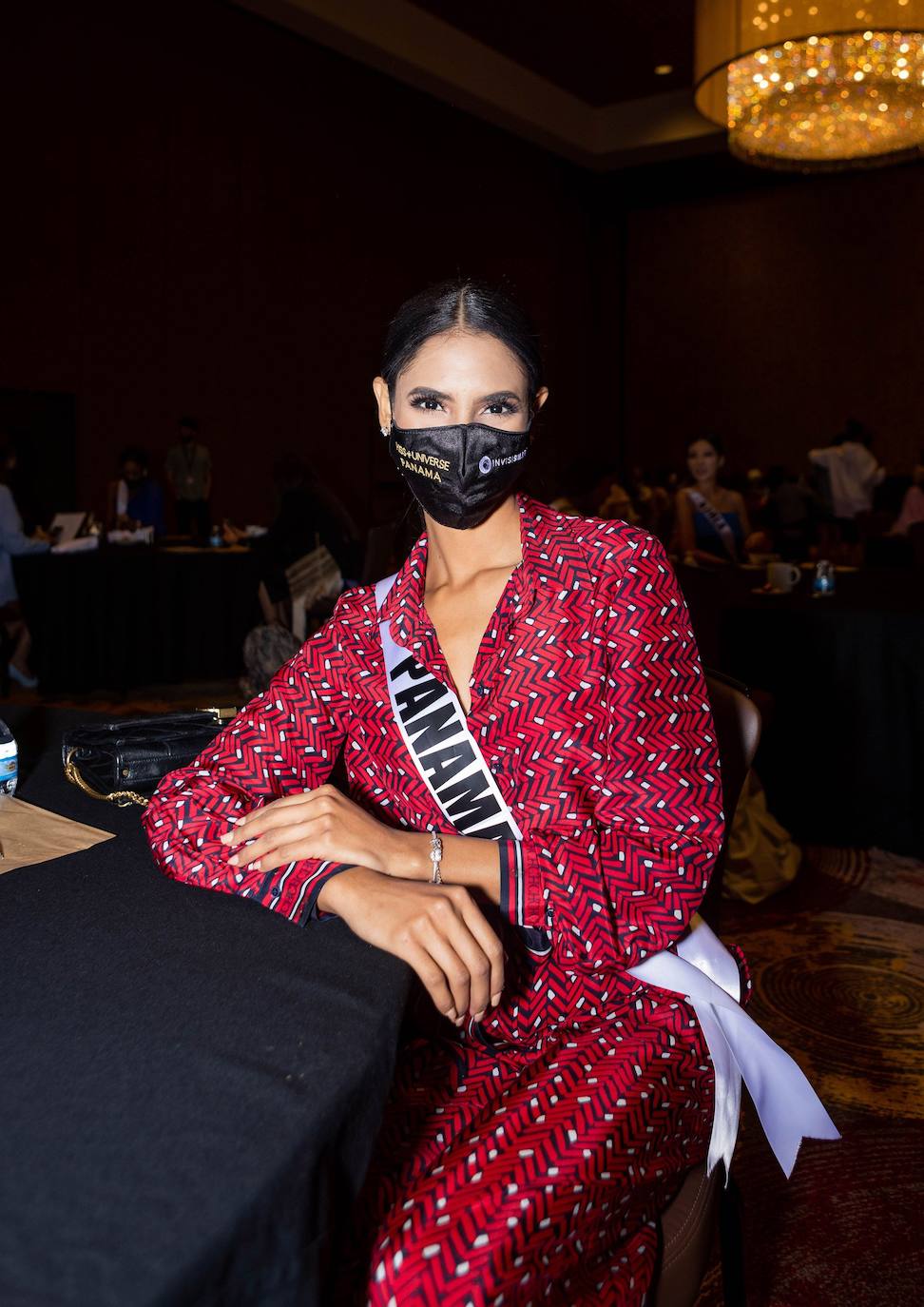 La 69 edición del certamen Miss Universo, celebrado esta madrugada en Miami, ha estado llena de vestidos espectaculares y momentos para la historia. La candidata española era la leonesa Andrea Martínez, que se presentó porque consideraba el concurso una potente herramienta para dar voz a causas sociales. Y estaba en lo cierto. En esta gala hemos podido ver guiños reivindicativos, como el que realizó la candidata de Myanmar, que portó un letrero en el que se podía leer «Pray for Myanmar». Finalmente, la ganadora de Miss Universo 2021 ha sido la representante de México, Andrea Meza. 