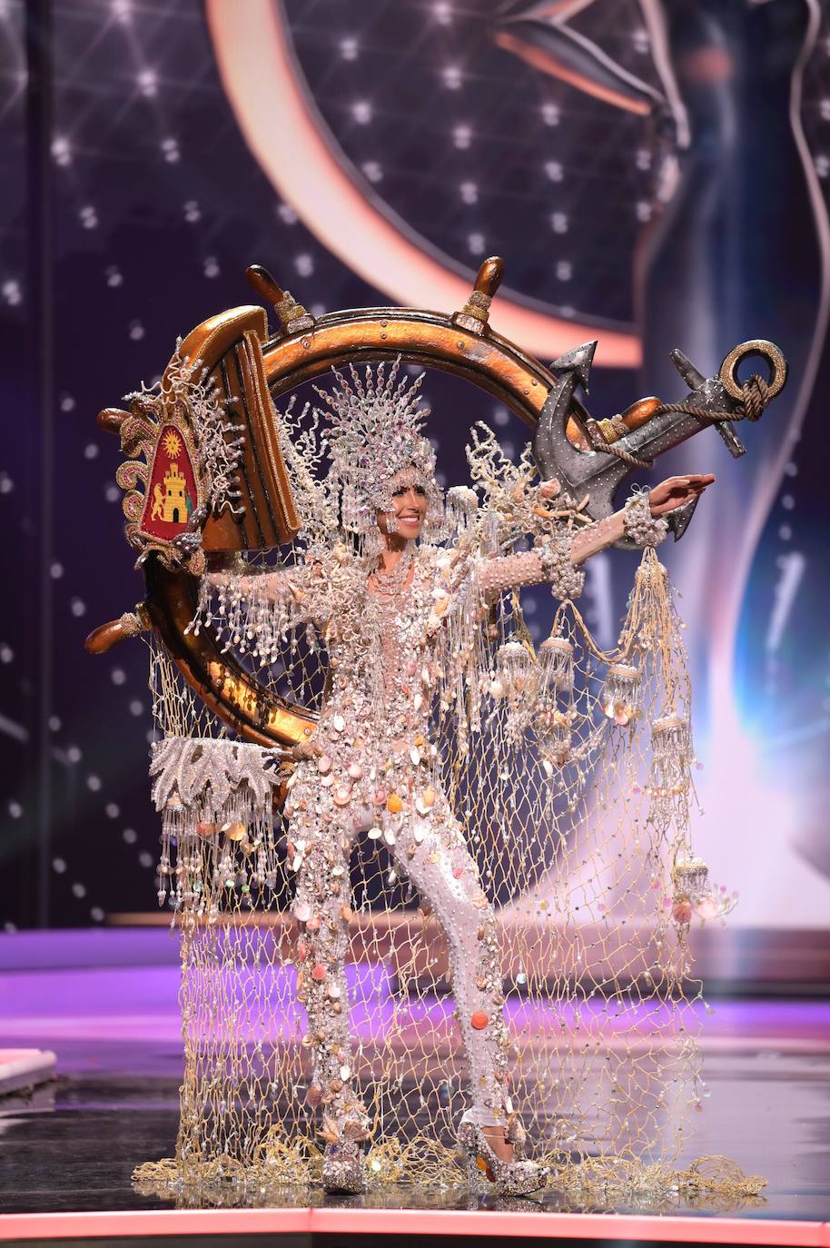 La 69 edición del certamen Miss Universo, celebrado esta madrugada en Miami, ha estado llena de vestidos espectaculares y momentos para la historia. La candidata española era la leonesa Andrea Martínez, que se presentó porque consideraba el concurso una potente herramienta para dar voz a causas sociales. Y estaba en lo cierto. En esta gala hemos podido ver guiños reivindicativos, como el que realizó la candidata de Myanmar, que portó un letrero en el que se podía leer «Pray for Myanmar». Finalmente, la ganadora de Miss Universo 2021 ha sido la representante de México, Andrea Meza. 