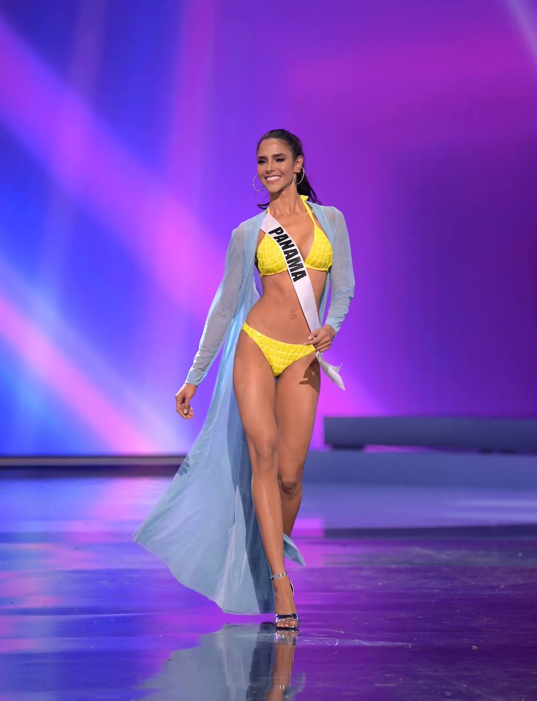 La 69 edición del certamen Miss Universo, celebrado esta madrugada en Miami, ha estado llena de vestidos espectaculares y momentos para la historia. La candidata española era la leonesa Andrea Martínez, que se presentó porque consideraba el concurso una potente herramienta para dar voz a causas sociales. Y estaba en lo cierto. En esta gala hemos podido ver guiños reivindicativos, como el que realizó la candidata de Myanmar, que portó un letrero en el que se podía leer «Pray for Myanmar». Finalmente, la ganadora de Miss Universo 2021 ha sido la representante de México, Andrea Meza. 