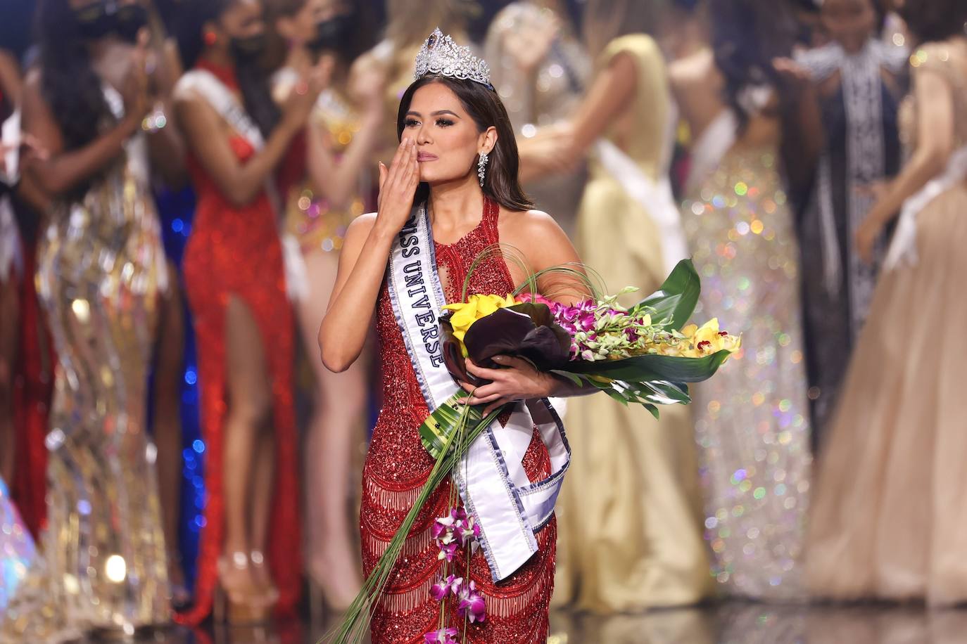 La 69 edición del certamen Miss Universo, celebrado esta madrugada en Miami, ha estado llena de vestidos espectaculares y momentos para la historia. La candidata española era la leonesa Andrea Martínez, que se presentó porque consideraba el concurso una potente herramienta para dar voz a causas sociales. Y estaba en lo cierto. En esta gala hemos podido ver guiños reivindicativos, como el que realizó la candidata de Myanmar, que portó un letrero en el que se podía leer «Pray for Myanmar». Finalmente, la ganadora de Miss Universo 2021 ha sido la representante de México, Andrea Meza. 