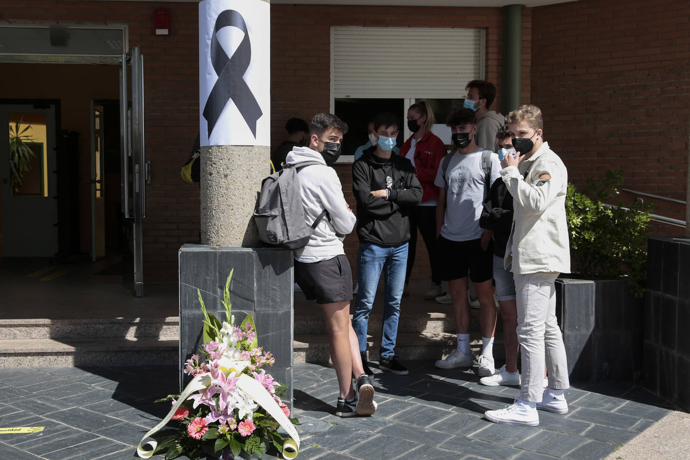 Minuto de silencio por la muerte del joven asesinado en León.