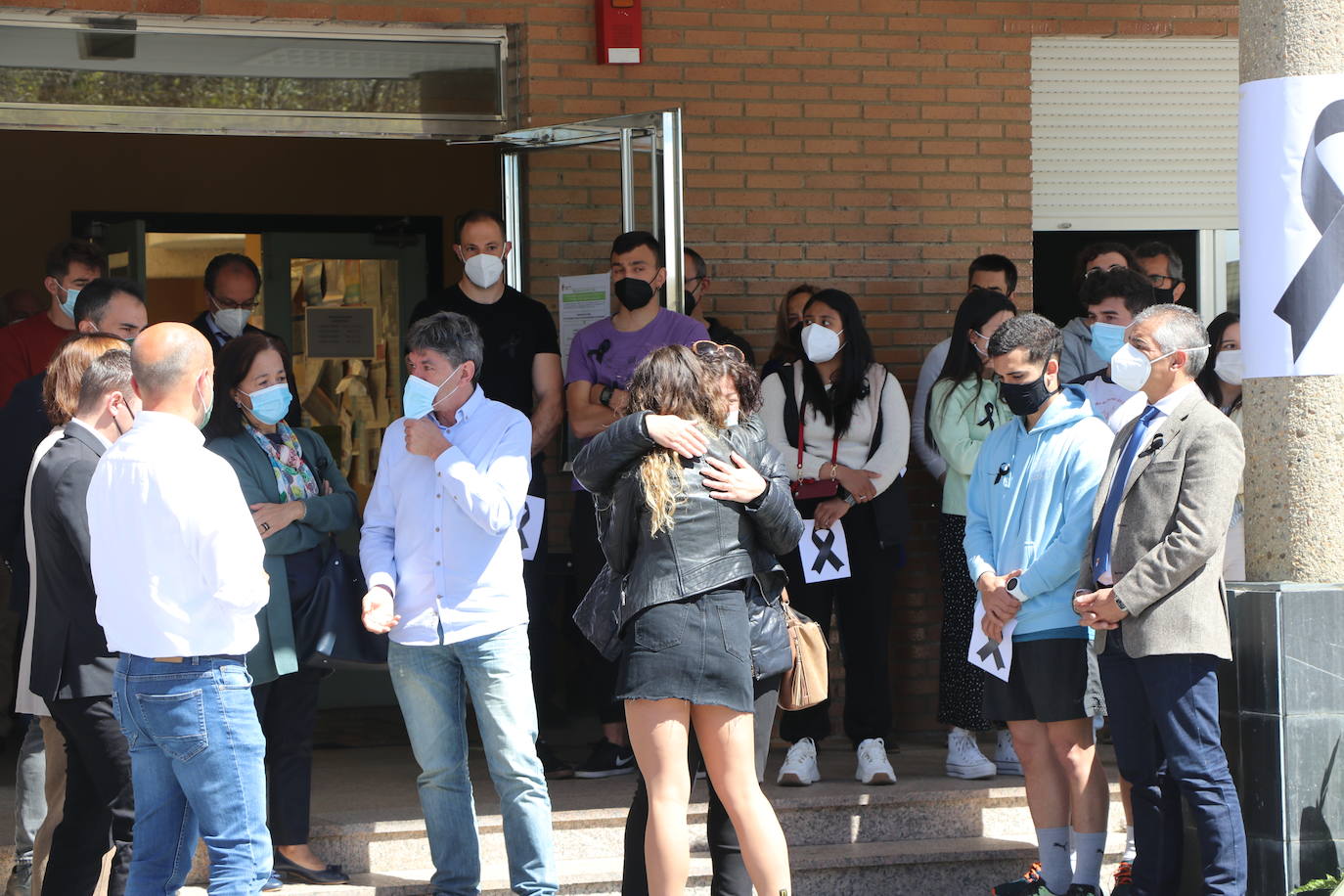 Minuto de silencio por la muerte del joven asesinado en León.