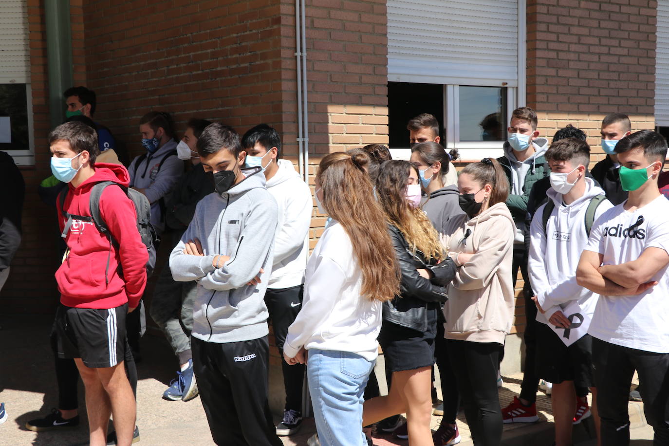 Minuto de silencio por la muerte del joven asesinado en León.