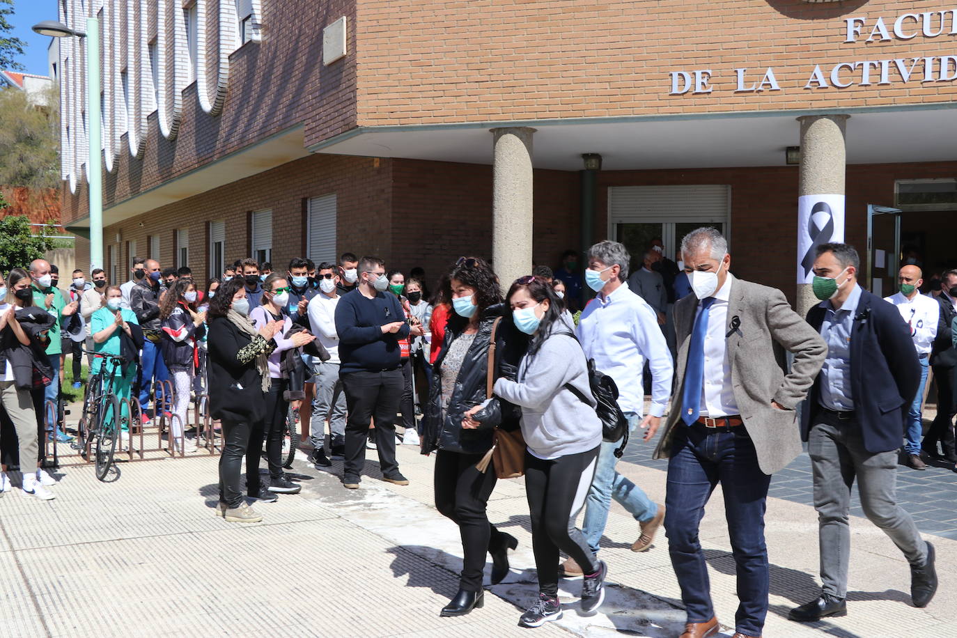 Minuto de silencio por la muerte del joven asesinado en León.