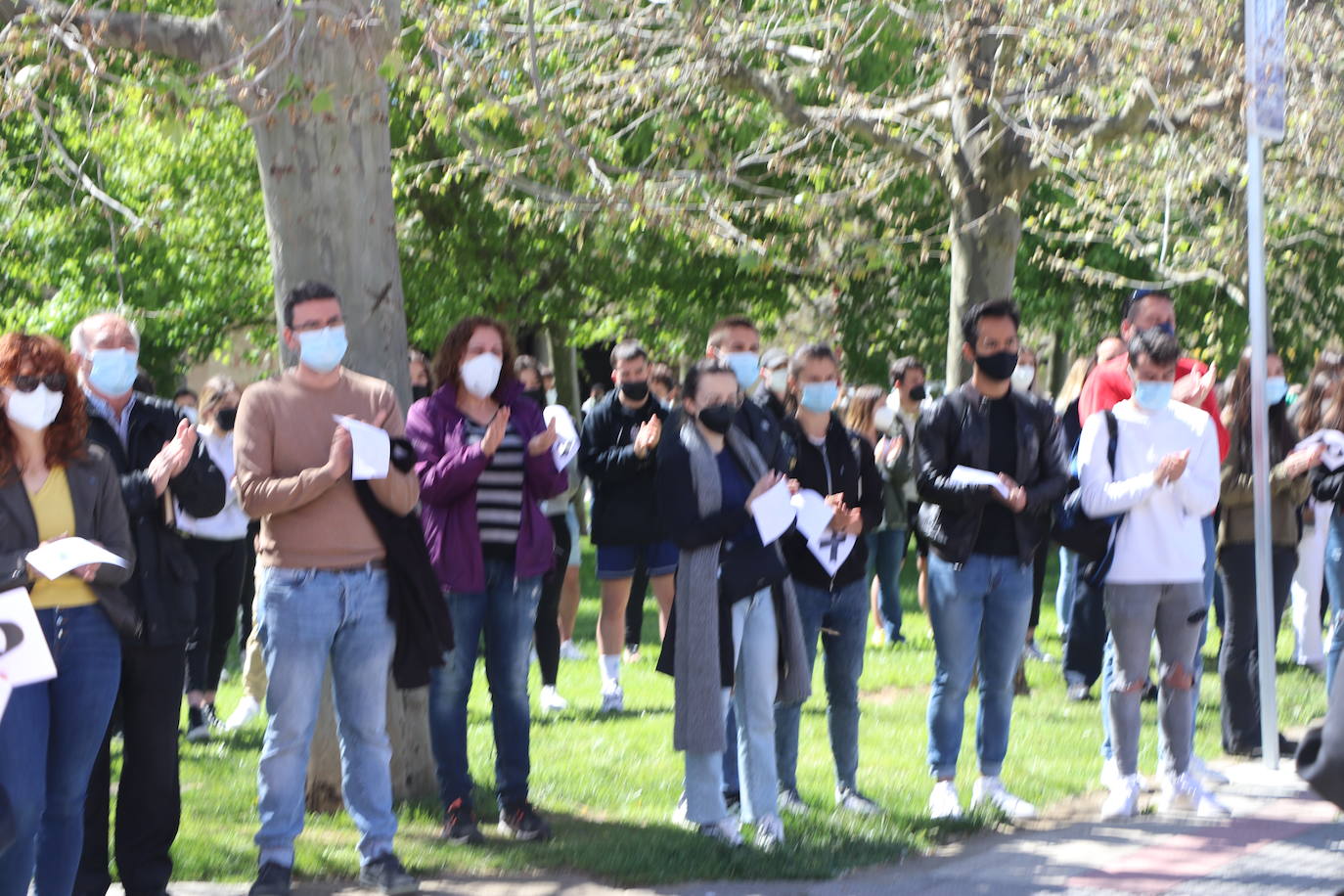 Minuto de silencio por la muerte del joven asesinado en León.