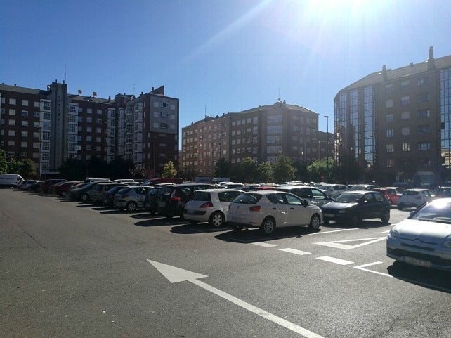 Imagen de unos aparcamientos en León.