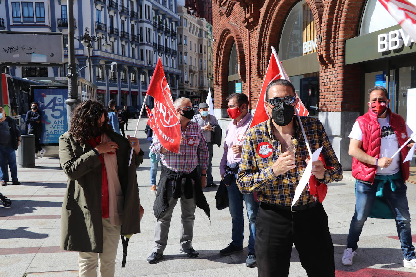 Más de cien personas claman en la Plaza Santo Domingo contra un ERE que afectaría, según sindicatos, a 14 trabajadores de la entidad bancaria.