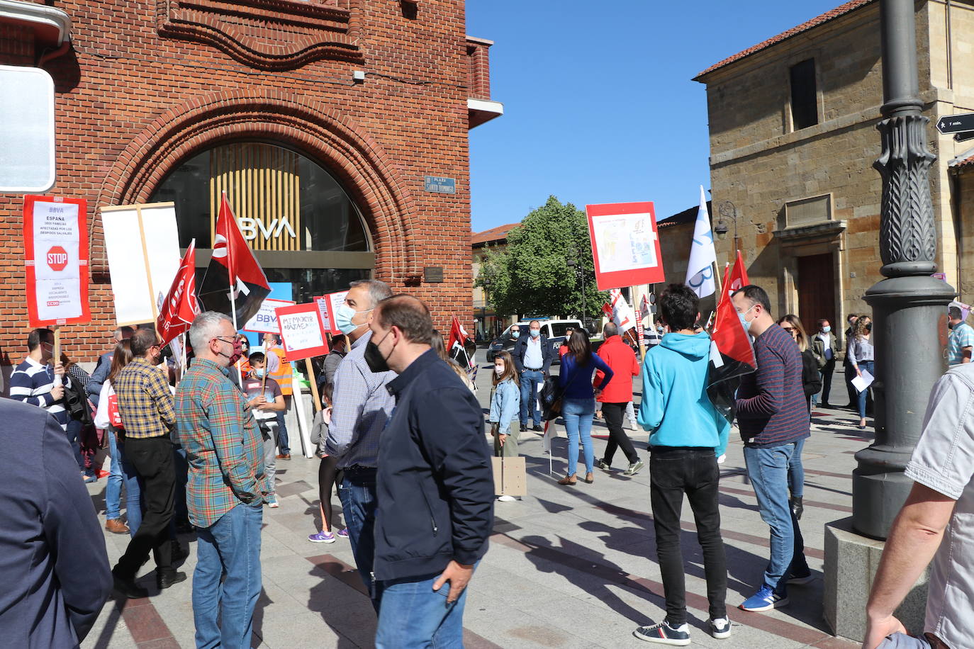 Más de cien personas claman en la Plaza Santo Domingo contra un ERE que afectaría, según sindicatos, a 14 trabajadores de la entidad bancaria.