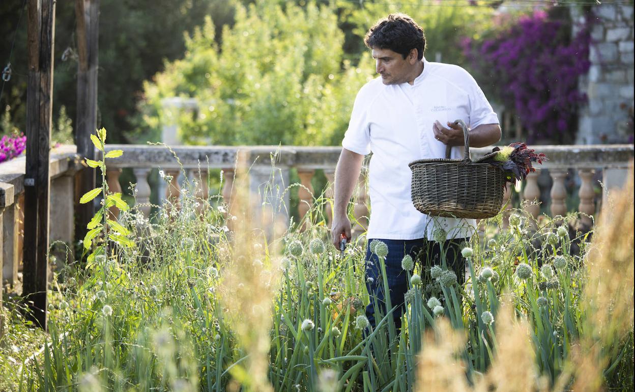 Mauro Colagreco, en su huerto, un lugar que le ha servido de desahogo.