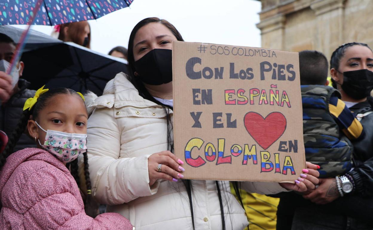 Imagen de una concentración en la capirtal leonesa por Colombia. 