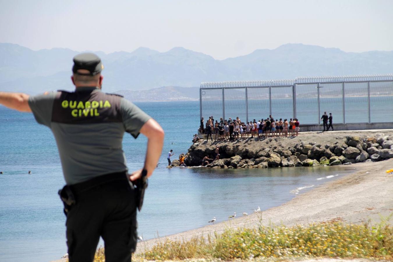 Un guardia Civil observa la llegada de migrantes a una playa de Ceuta.