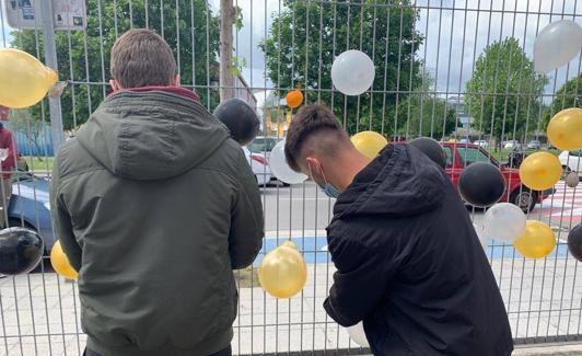 Estudiantes de Colindres muestran con globos sus condolencias por la muerte de su compañero.