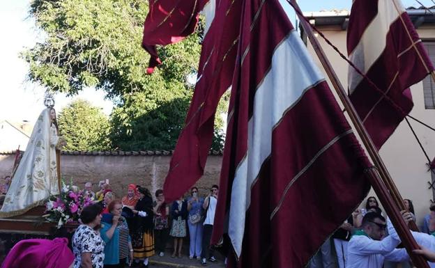 La Virgen de la Asunción saludada por los pendones en Villabalter.