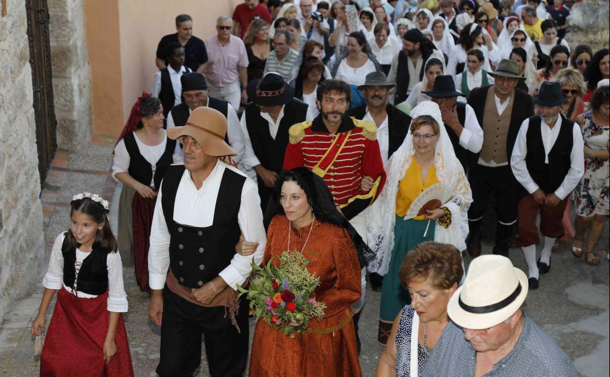 Recreación de la boda del Empecinado, con chaqueta roja militar, y Catalina de la Fuente, con ramo en primer término.