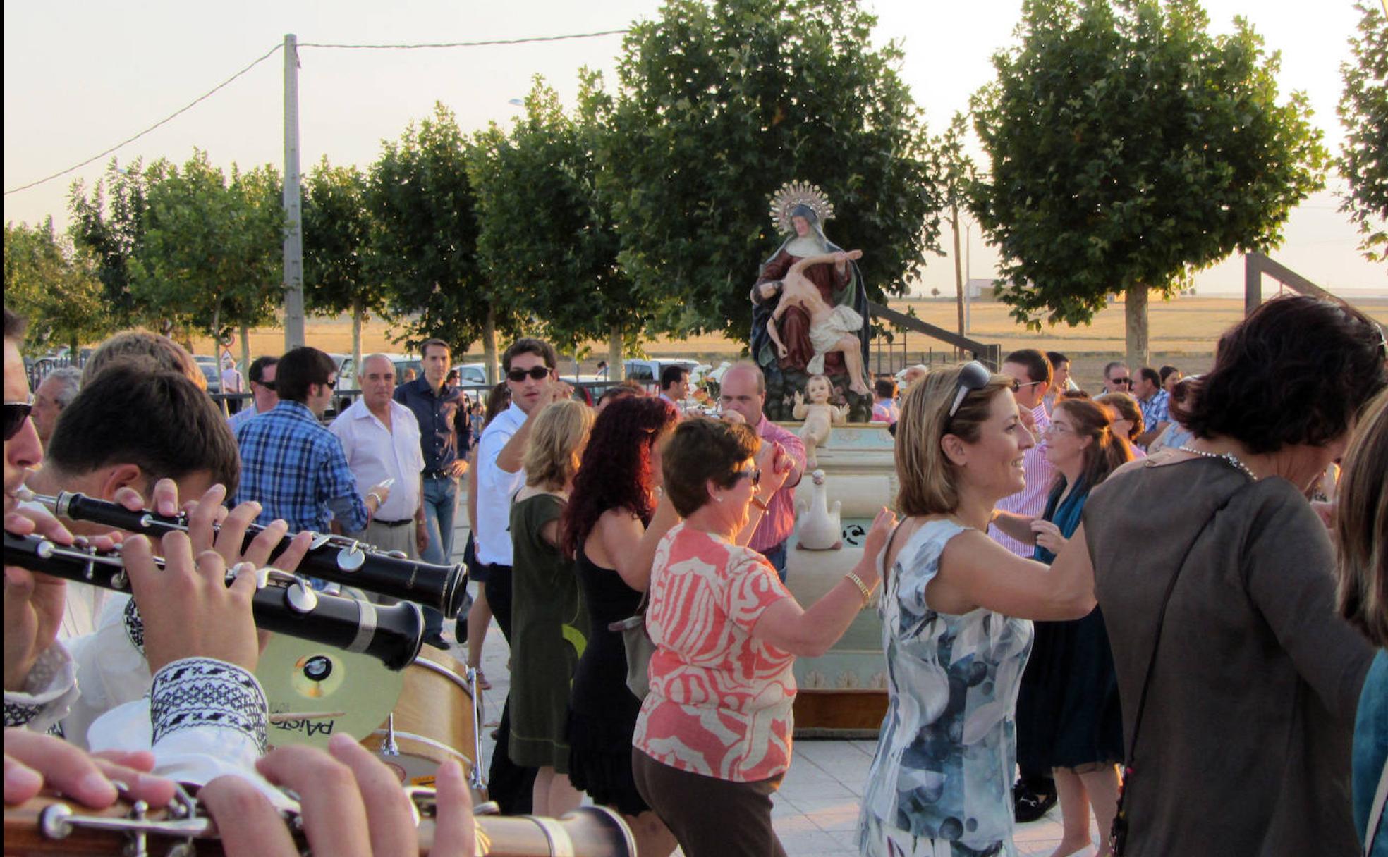 Jotas en la procesión de la Virgen de la Piedad de Garcillán.