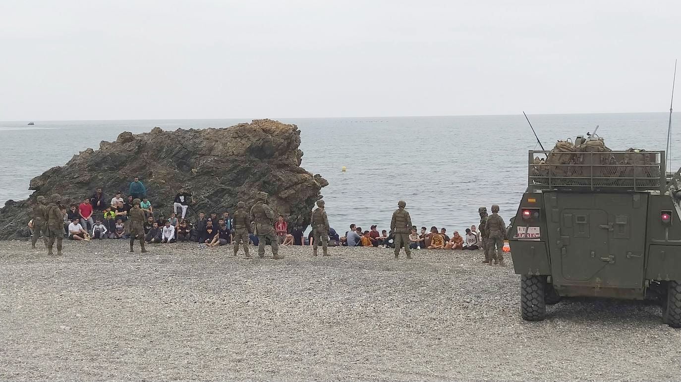 España moviliza al Ejército tras entrar a nado 6.000 marroquíes en Ceuta. Decenas de personas siguen alcanzado el espigón fronterizo ante la pasividad de Rabat y hay un fallecido por ahogamiento; al menos 80 personas acceden a la fuerza en Melilla espoleados por la avalancha ceutí. 