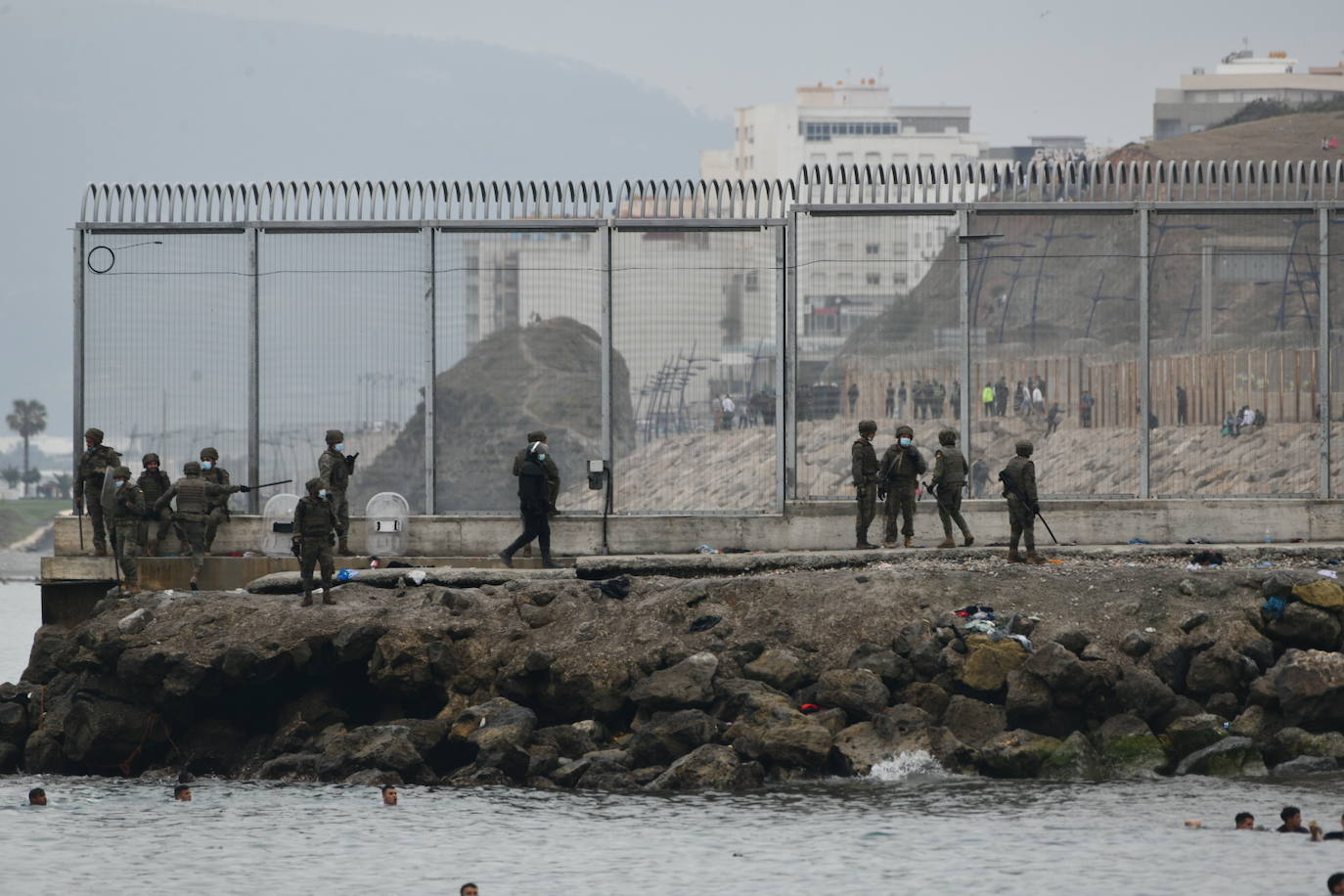 España moviliza al Ejército tras entrar a nado 6.000 marroquíes en Ceuta. Decenas de personas siguen alcanzado el espigón fronterizo ante la pasividad de Rabat y hay un fallecido por ahogamiento; al menos 80 personas acceden a la fuerza en Melilla espoleados por la avalancha ceutí. 