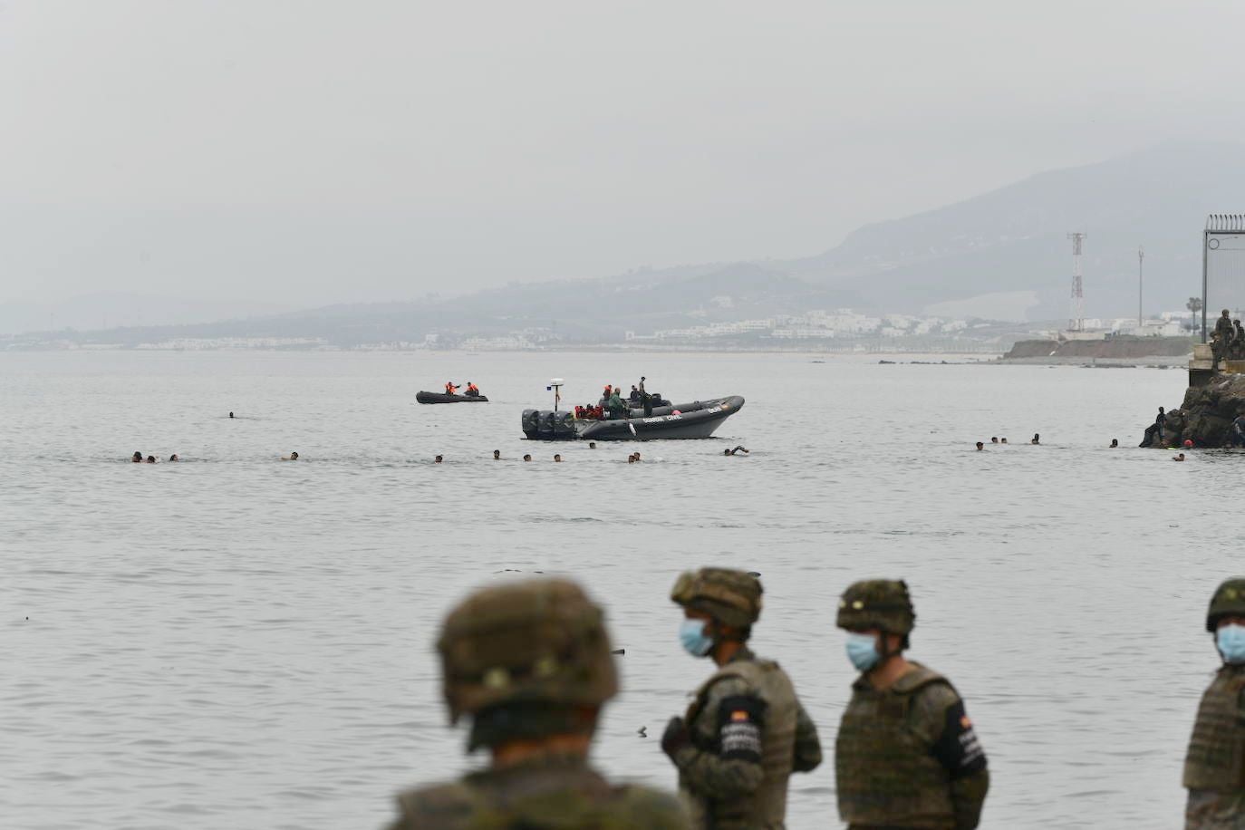 España moviliza al Ejército tras entrar a nado 6.000 marroquíes en Ceuta. Decenas de personas siguen alcanzado el espigón fronterizo ante la pasividad de Rabat y hay un fallecido por ahogamiento; al menos 80 personas acceden a la fuerza en Melilla espoleados por la avalancha ceutí. 