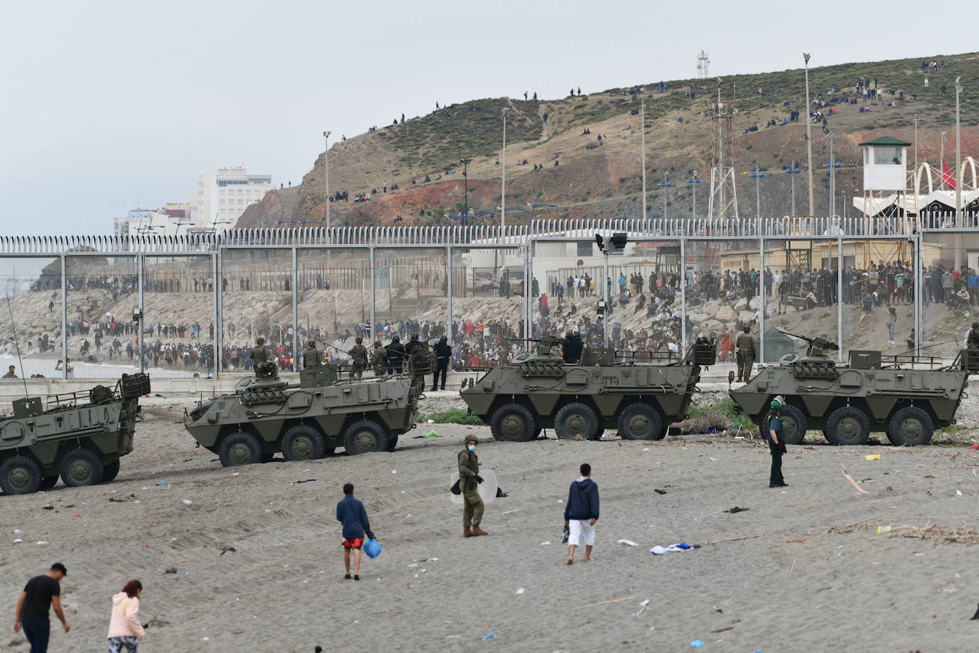 España moviliza al Ejército tras entrar a nado 6.000 marroquíes en Ceuta. Decenas de personas siguen alcanzado el espigón fronterizo ante la pasividad de Rabat y hay un fallecido por ahogamiento; al menos 80 personas acceden a la fuerza en Melilla espoleados por la avalancha ceutí. 