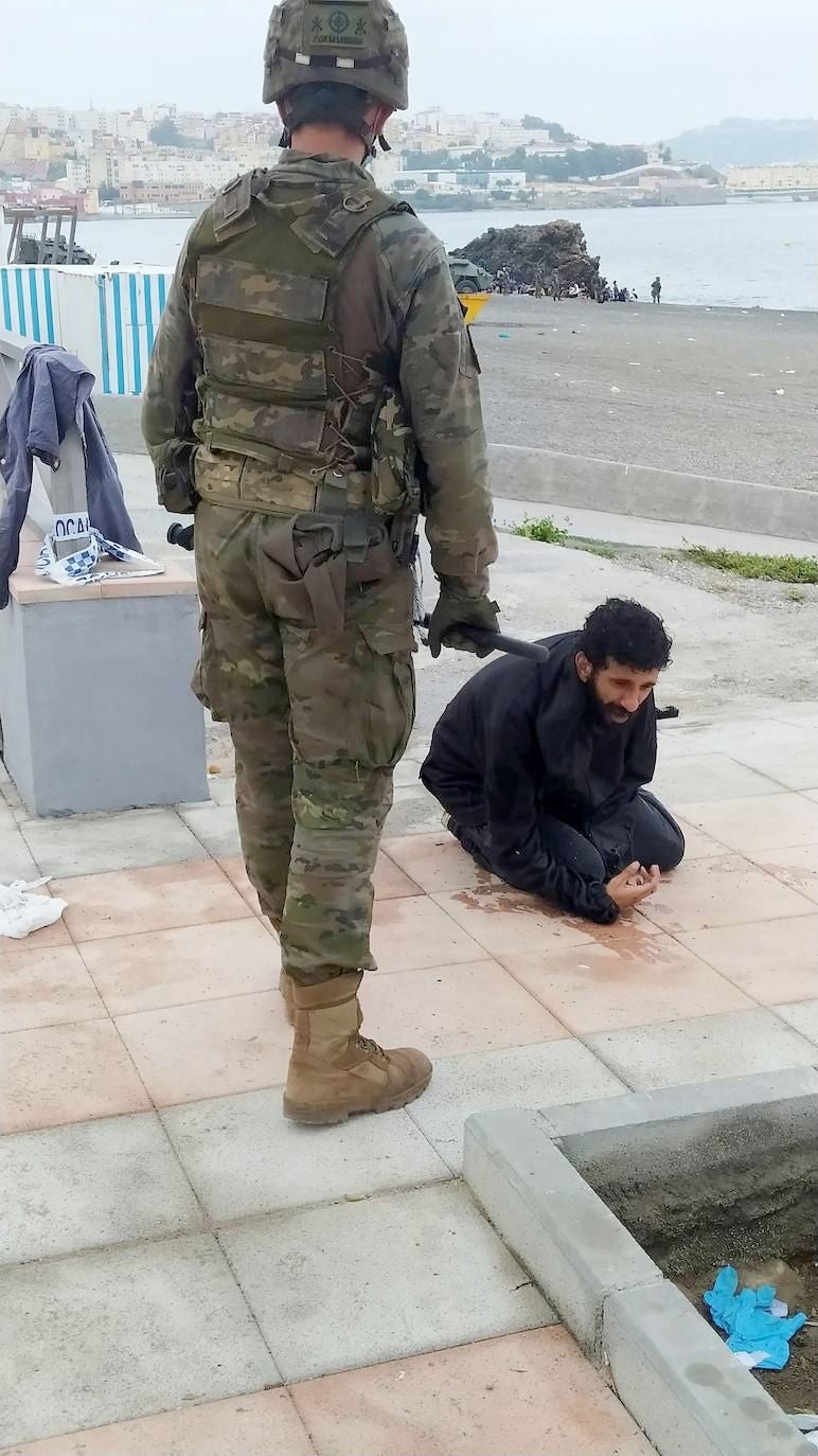 España moviliza al Ejército tras entrar a nado 6.000 marroquíes en Ceuta. Decenas de personas siguen alcanzado el espigón fronterizo ante la pasividad de Rabat y hay un fallecido por ahogamiento; al menos 80 personas acceden a la fuerza en Melilla espoleados por la avalancha ceutí. 