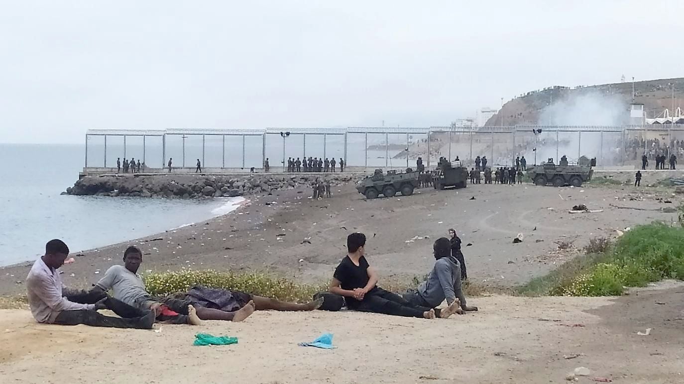 España moviliza al Ejército tras entrar a nado 6.000 marroquíes en Ceuta. Decenas de personas siguen alcanzado el espigón fronterizo ante la pasividad de Rabat y hay un fallecido por ahogamiento; al menos 80 personas acceden a la fuerza en Melilla espoleados por la avalancha ceutí. 