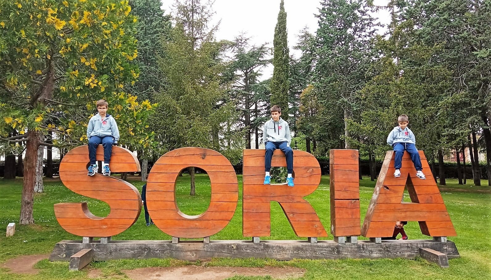 Tres participantes del Club Atlético León en Soria.