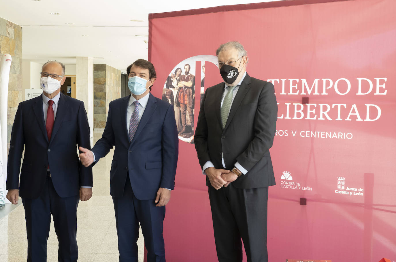 l presidente de la Junta de Castilla y León, Alfonso Fernández Mañueco, el presidente de las Cortes y de la Fundación de Castilla y León, Luis Fuentes, y el profesor Salvador Rus, comisario de los actos del V centenario de los Comuneros, en lainauguración del congreso.