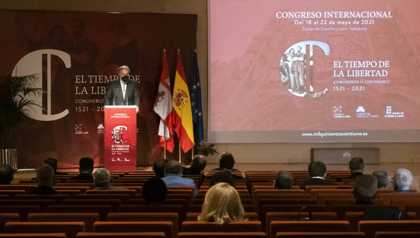 l presidente de la Junta de Castilla y León, Alfonso Fernández Mañueco, el presidente de las Cortes y de la Fundación de Castilla y León, Luis Fuentes, y el profesor Salvador Rus, comisario de los actos del V centenario de los Comuneros, en lainauguración del congreso.