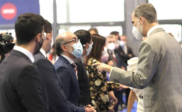 El consejero de Cultura y Turismo, Javier Ortega, Saluda al rey Felipe VI en la inauguración de La Feria de Turismo, FITUR..