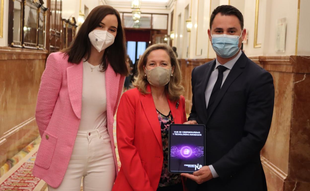 Andrea Fernández y Javier Alfonso, junto a la ministra Nadia Calviño.