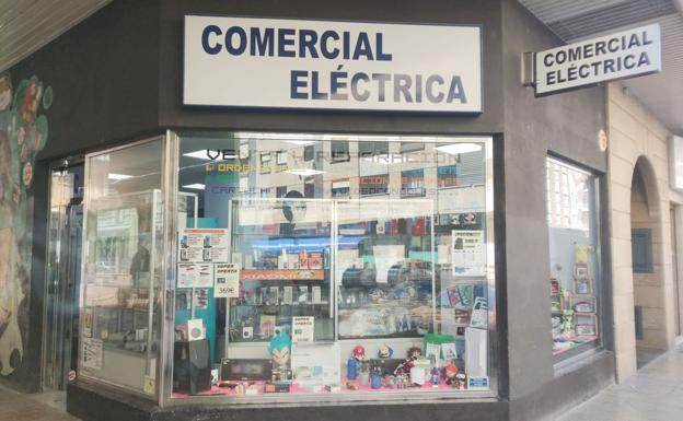 La imagen de Comercial Eléctrica que aparecía inicialmente en esta información no se corresponde con la de un comercio cerrado por el efecto de la pandemia. En realidad se trataba de un comercio cerrado por traslado para una mejor atención al público. El comercio se encuentra en la actualidad en la Calle Condado de Treviño nº 36 bajo, en Miranda de Ebro. 