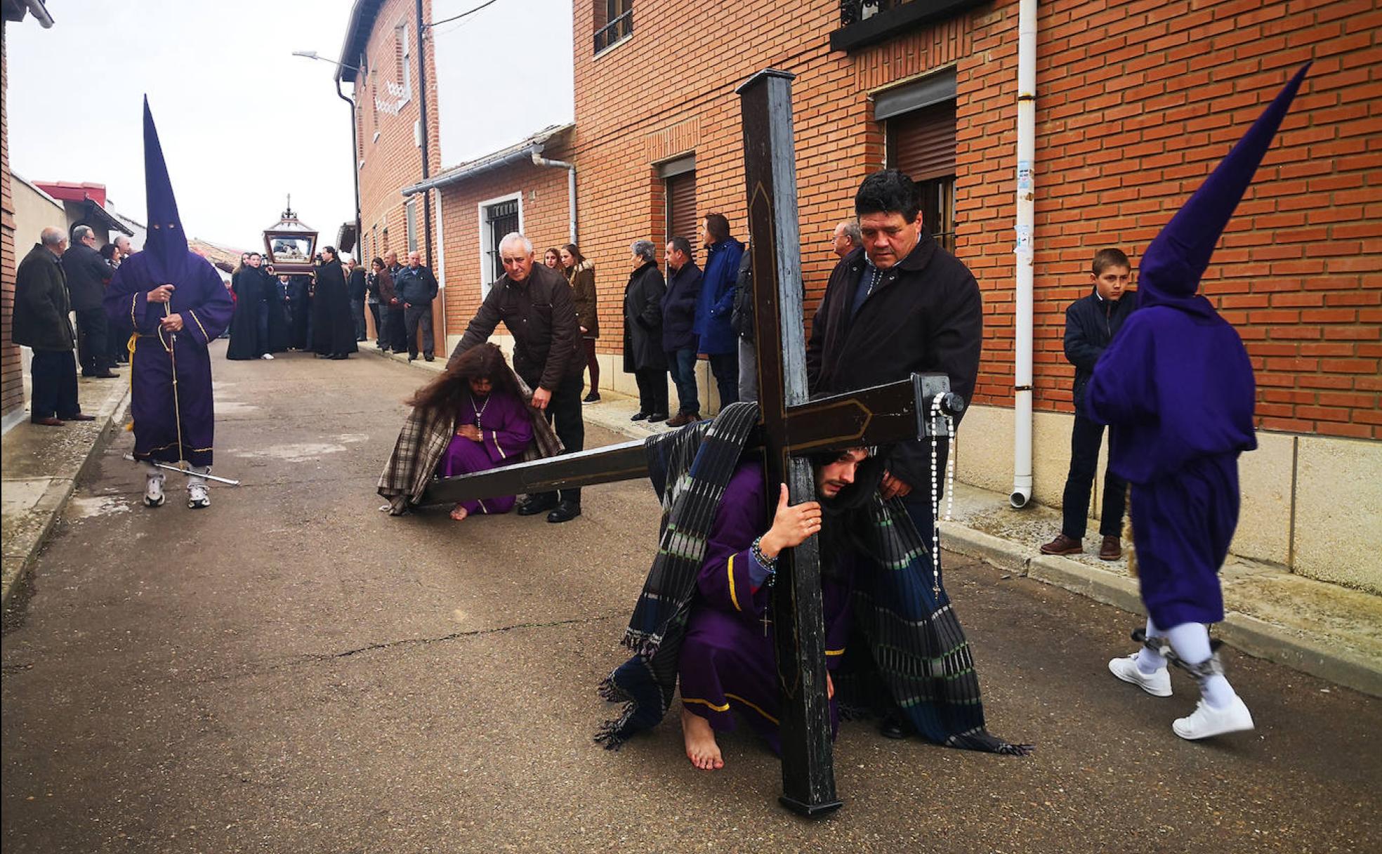 Procesión del Viernes Santo en Cervatos de la Cueza.