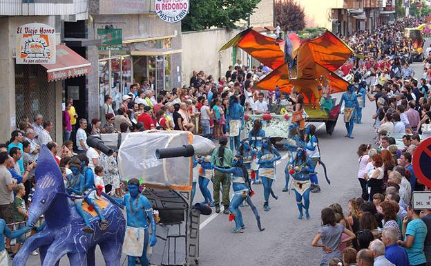 Desfile de carrozas durante las fiestas de San Bartolomé.