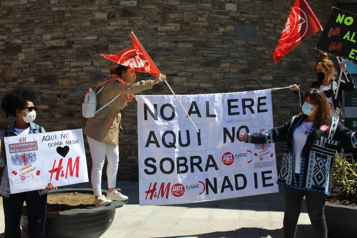 Los empleados de la multinacional sueca de H&M vuelven a concentrarse contra un Ere que conlleva 17 despidos en las dos tiendas de León y Ponferrada.