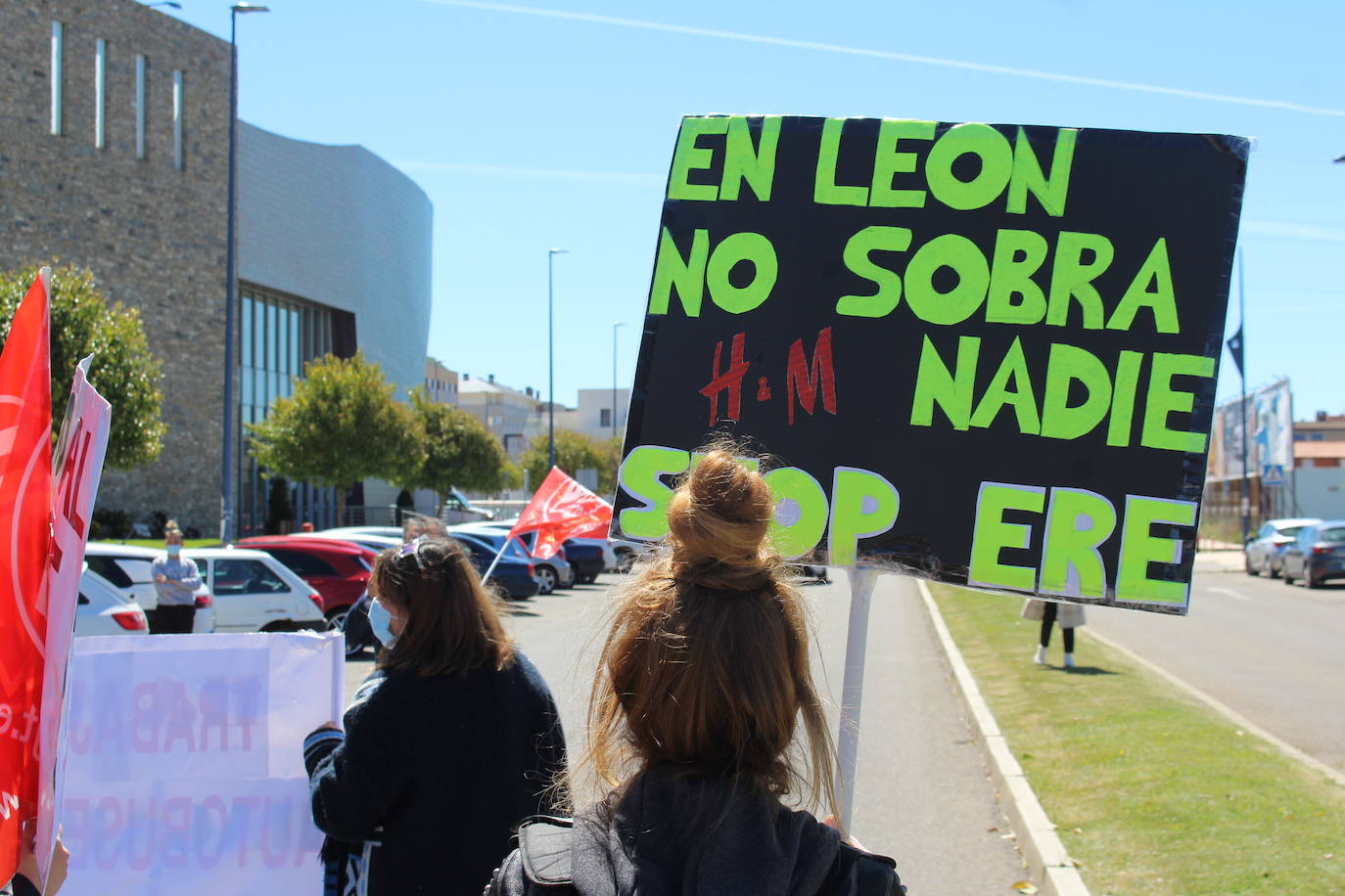 Los empleados de la multinacional sueca de H&M vuelven a concentrarse contra un Ere que conlleva 17 despidos en las dos tiendas de León y Ponferrada.