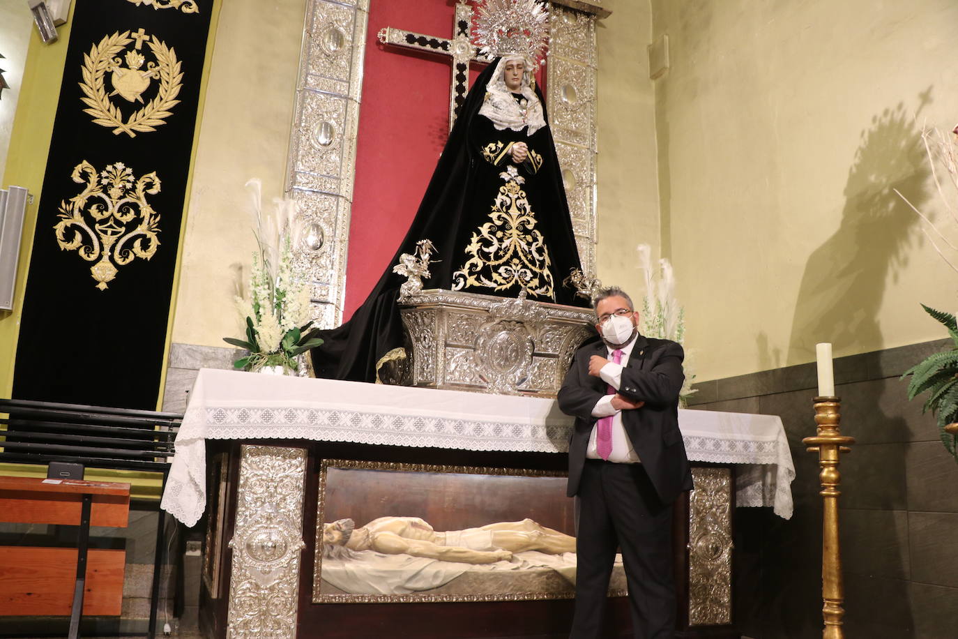 El Cristo Yacente y Nuestra Señora de la Soledad.
