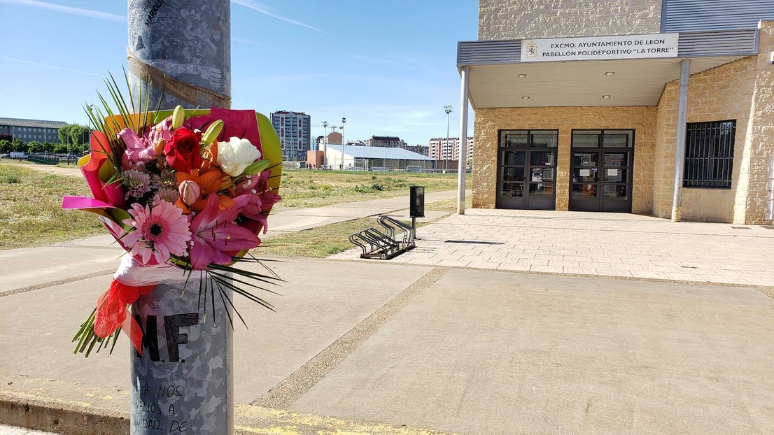 Los universitarios leoneses rinden homenaje a su compañero fallecido tras ser apuñalado de madrugada en las inmediaciones del pabellón de La Torre.