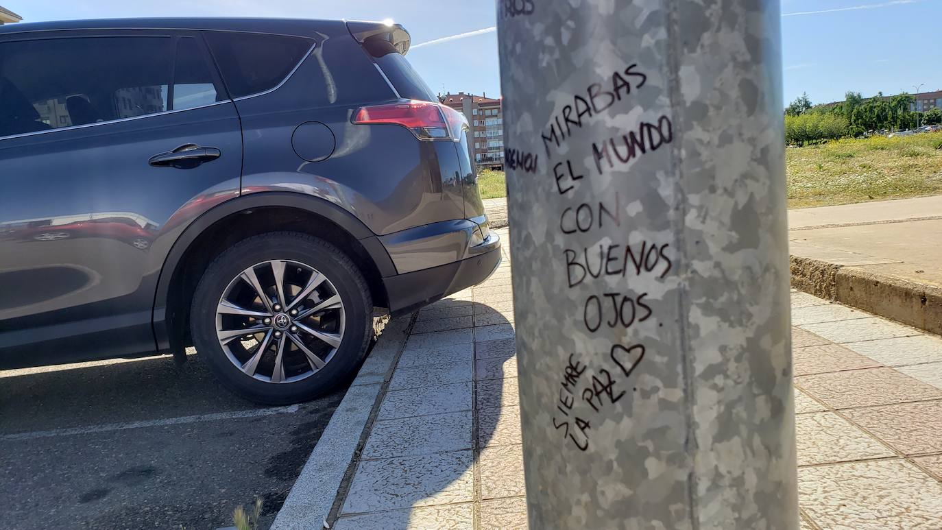 Los universitarios leoneses rinden homenaje a su compañero fallecido tras ser apuñalado de madrugada en las inmediaciones del pabellón de La Torre.