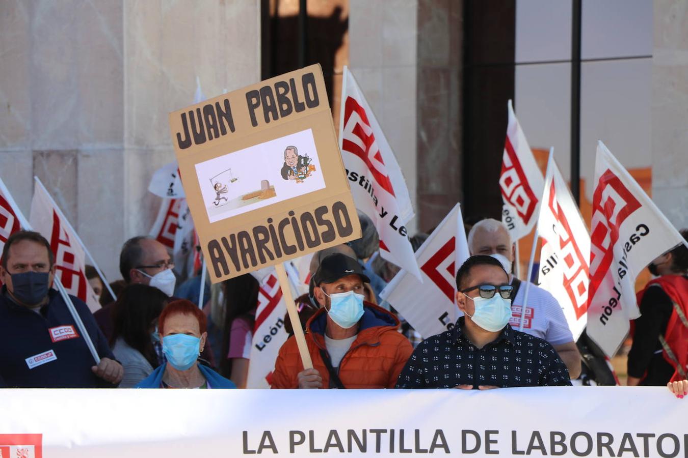 Los trabajadores de Laboratorios Ovejero apoyan a su llegada a la reunión al Grupo Labiana que es recibido entre aplausos