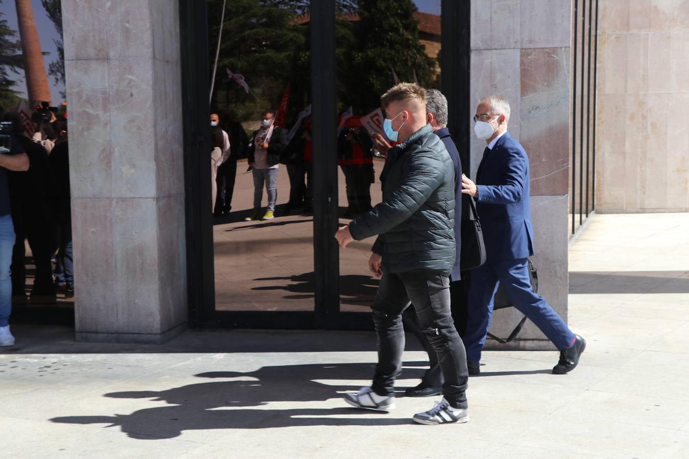 Los trabajadores de Laboratorios Ovejero apoyan a su llegada a la reunión al Grupo Labiana que es recibido entre aplausos