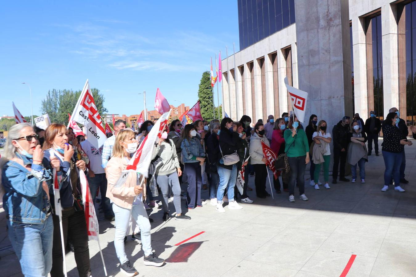 Los trabajadores de Laboratorios Ovejero apoyan a su llegada a la reunión al Grupo Labiana que es recibido entre aplausos