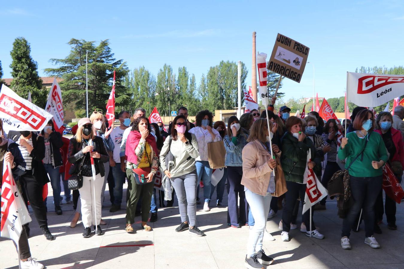 Los trabajadores de Laboratorios Ovejero apoyan a su llegada a la reunión al Grupo Labiana que es recibido entre aplausos