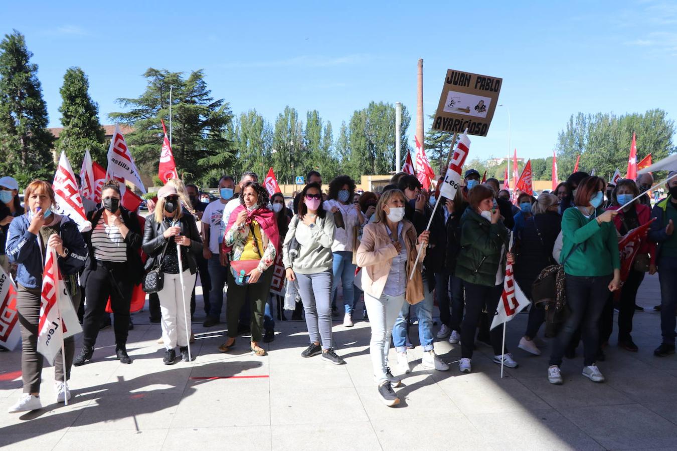 Los trabajadores de Laboratorios Ovejero apoyan a su llegada a la reunión al Grupo Labiana que es recibido entre aplausos