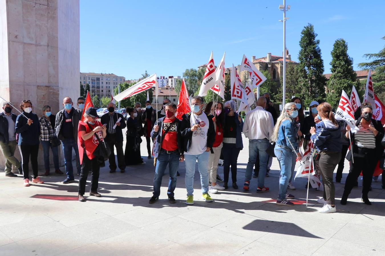 Los trabajadores de Laboratorios Ovejero apoyan a su llegada a la reunión al Grupo Labiana que es recibido entre aplausos