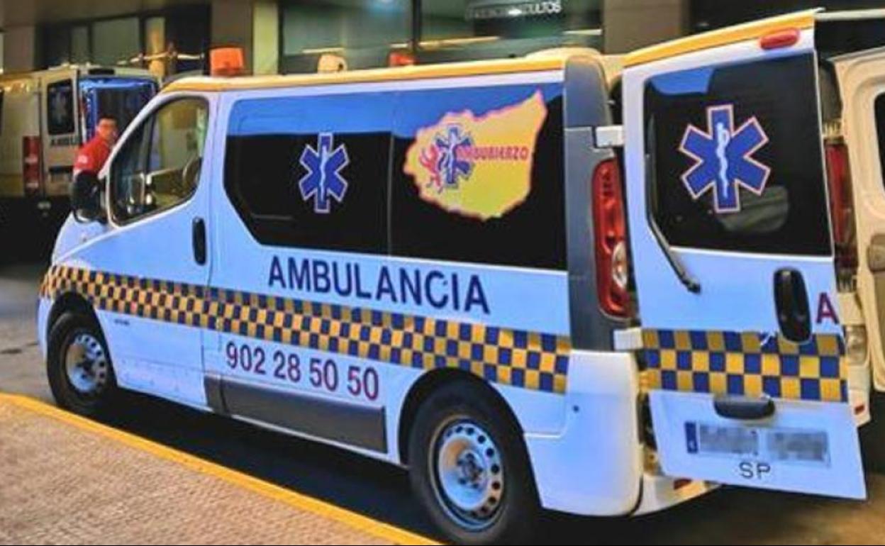 Ambulancia a las puertas del Hospital de León.