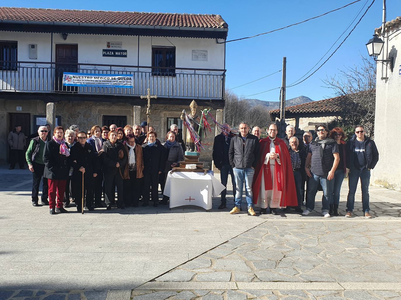 Los vecinos con la imagen de San Blas el 3 de febrero.