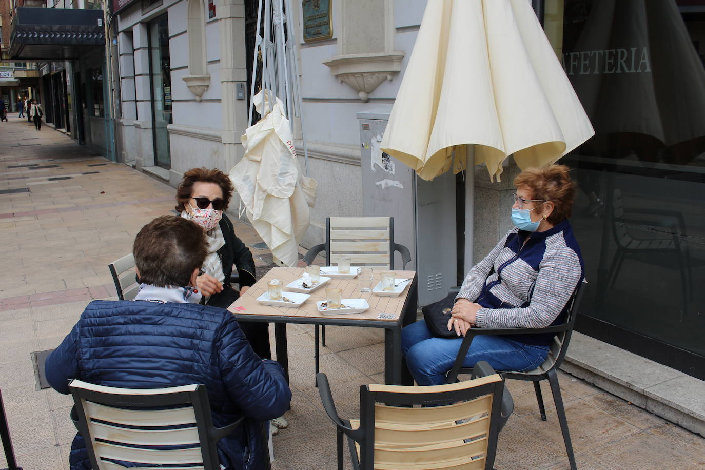 Los leoneses celebran la reapertura del interior de la hostelería en la ciudad.