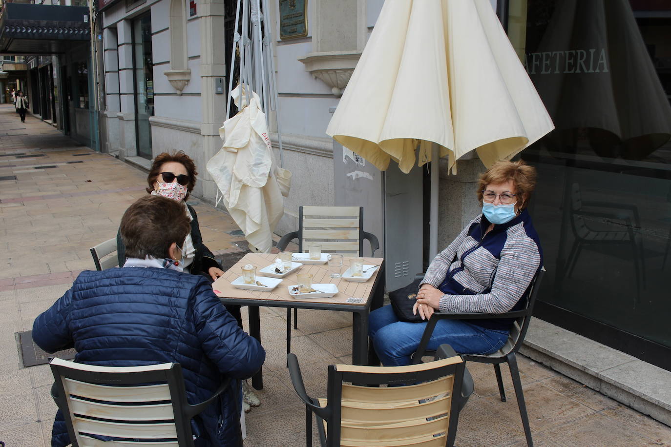 Los leoneses celebran la reapertura del interior de la hostelería en la ciudad.