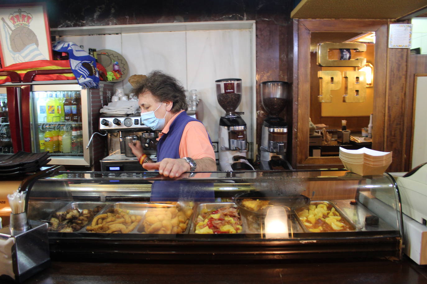 Los leoneses celebran la reapertura del interior de la hostelería en la ciudad.